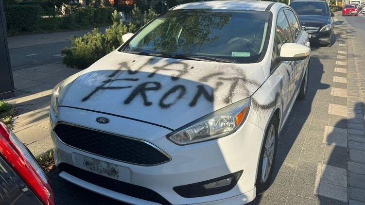 В Польше сняли с машины украинские номера и оставили надпись &#171;Na front&#187;