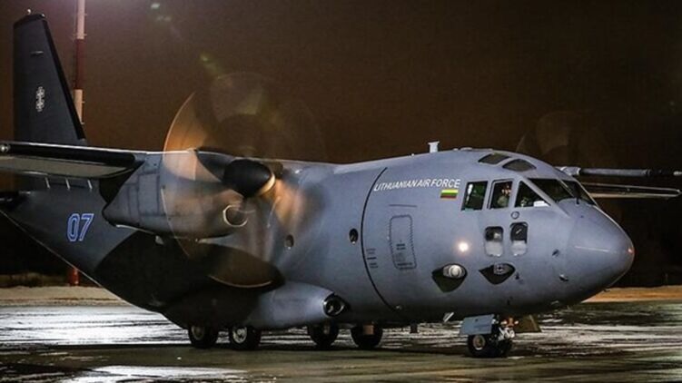 Самолет президента Литвы не смог вовремя приземлиться в аэропорту из-за неизвестного беспилотника