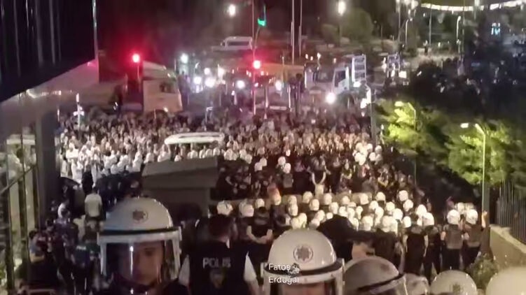 В Стамбуле прошли масштабные протесты против Эрдогана и отстранения руководства оппозиционной партии