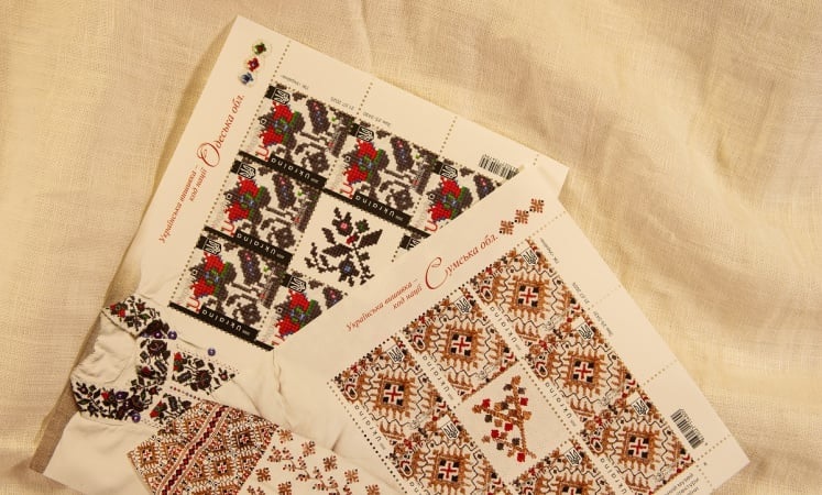 Укрпочта выпустила две новые марки с вышивками Одесской и Сумской областей