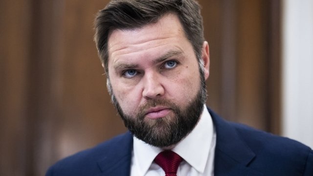 В США кортеж вице-президента США Джей ди Вэнса попал в ДТП