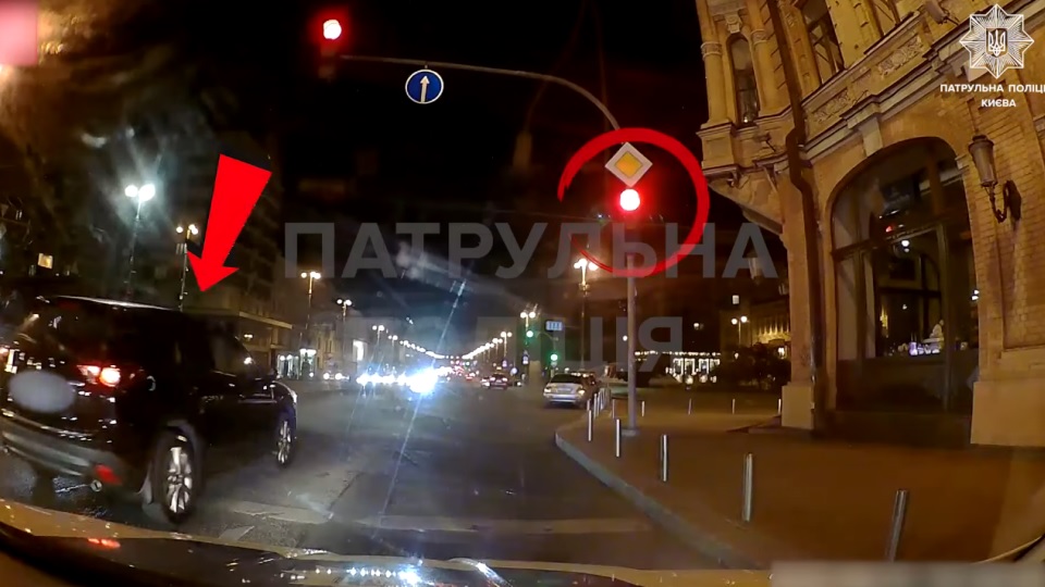 В Киеве патрульные оштрафовали водителя Mazda, который проехал на красный прямо перед ними