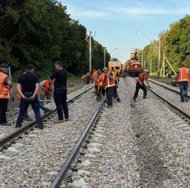 На участке между Васильковом и Бояркой восстановили движение поездов после взрыва