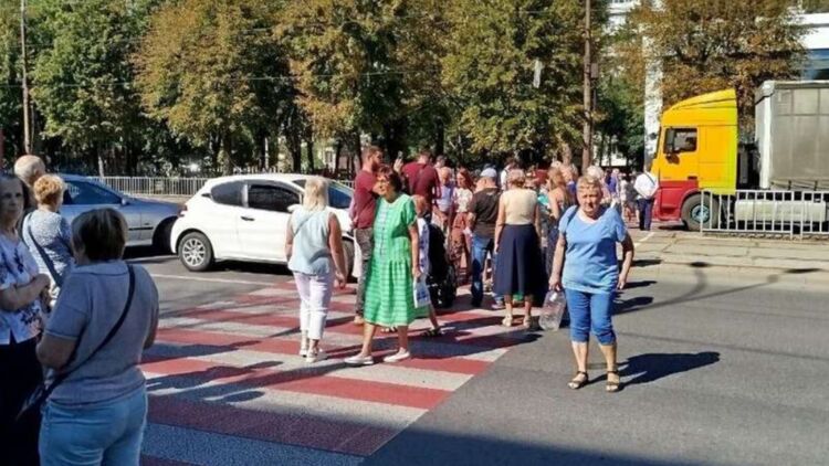 В Днепре люди перекрыли дорогу из-за отсутствия воды и света несколько дней