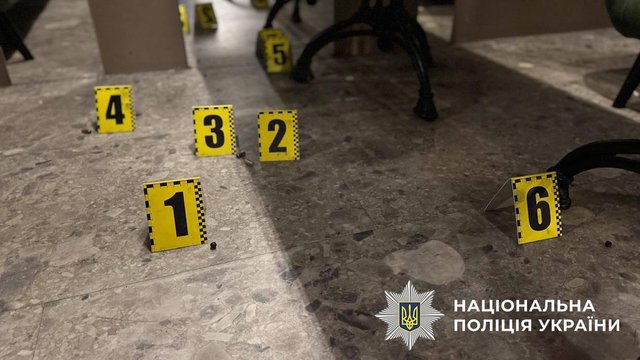 В Киеве в баре мужчина открыл стрельбу