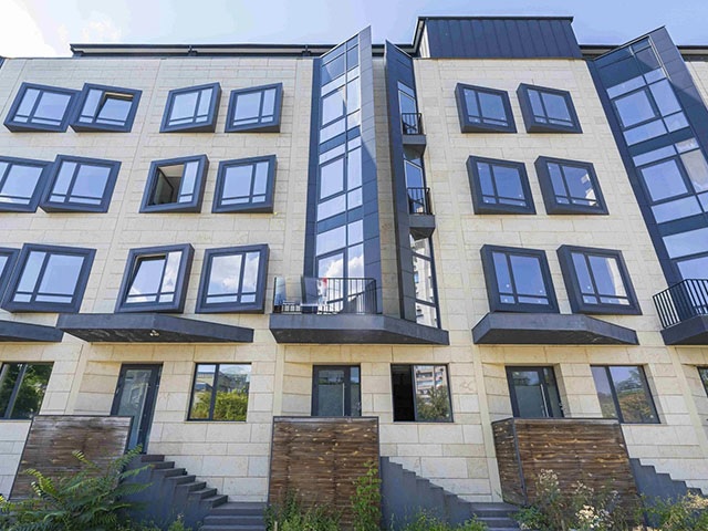 Под Киевом жители жилкомплекса перекрыли дорогу из-за отсутствия воды и света: что известно о ситуации