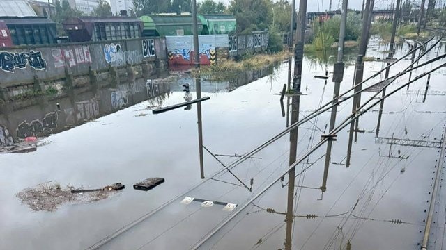 1 октября часть железной дороги в Одесской области затоплена дождем: поезда идут медленнее обычного и по другим маршрутам