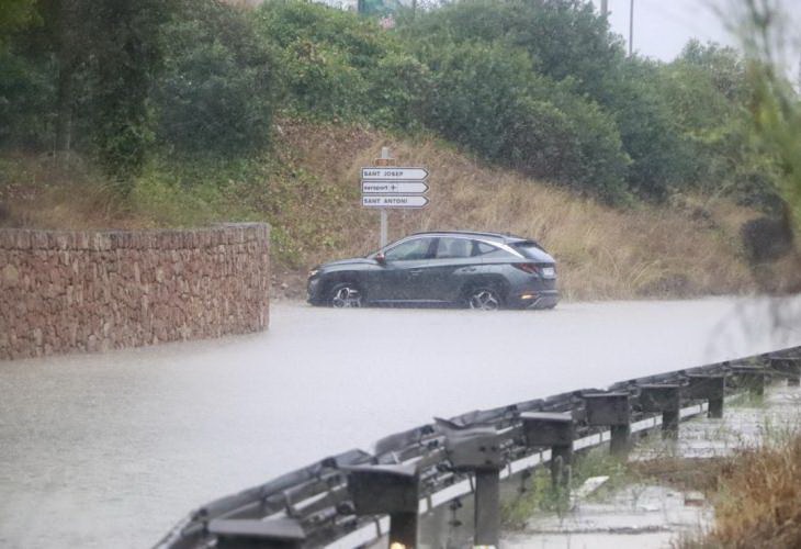 Дороги перекрыты, власти просят родителей не забирать детей из школ: на Балеарских островах Испании &#8212; подтопления из-за сильных ливней