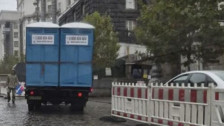 После ночного обстрела Киева 10 октября в правительственный квартал завезли воду и биотуалеты &#8212; нардеп