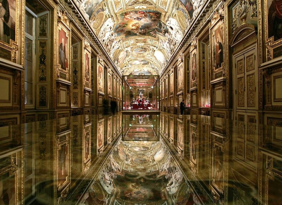 Музей Лувра из-за скандального ограбления останется закрытым для посетителей