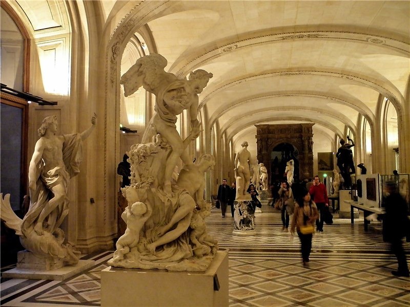 В Лувре были проблемы с системой безопасности: после кражи драгоценности директор музея объяснит это Сенату