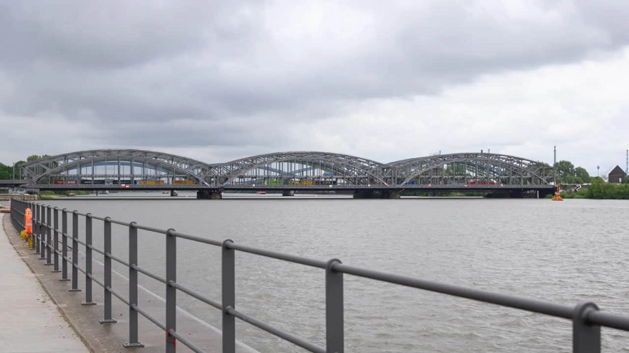 В Гамбурге контейнерное судно врезалось в мост