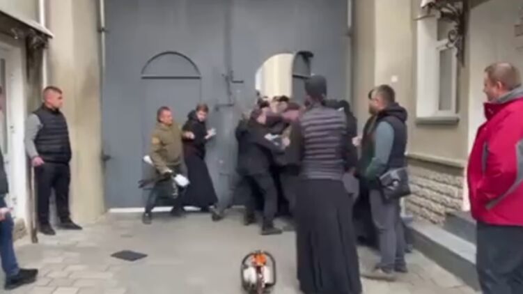 В Почаевской лавре СБУ и полиция проводят обыски &#8212; УПЦ