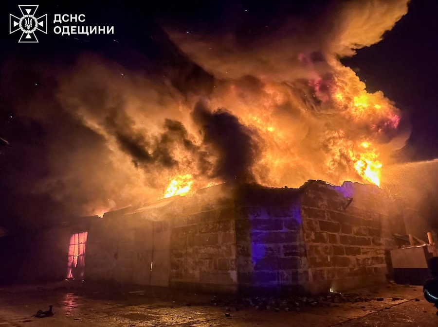 РФ обстреляла пригород Одессы: утром 13 октября горели склады, один человек пострадал  