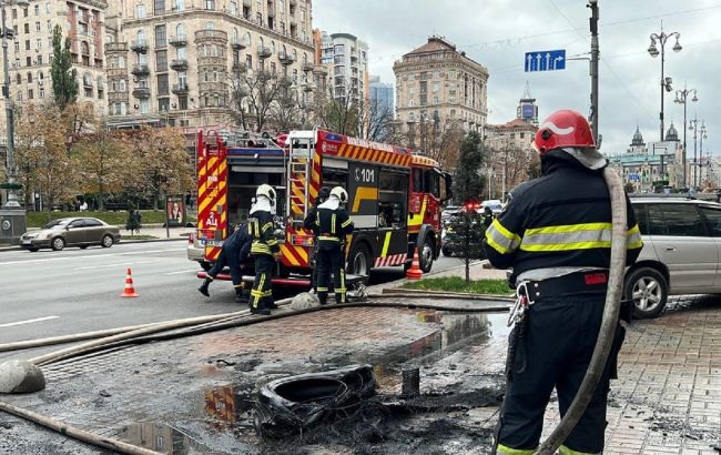 На Крещатике в Киеве произошел пожар, мужчина поджег шины возле КГГА  