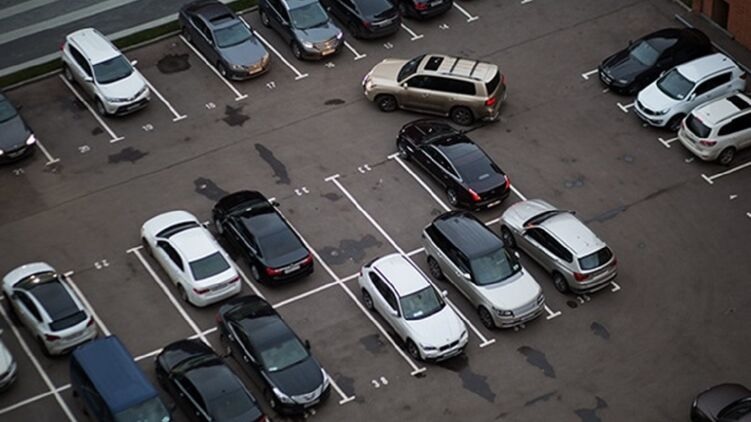 Рада обязала обустраивать парковочные места для родителей с маленькими детьми