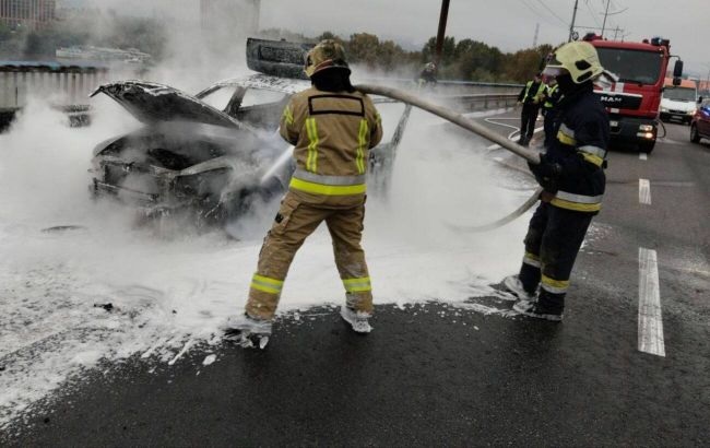 На Северном мосту в Киеве загорелся автомобиль