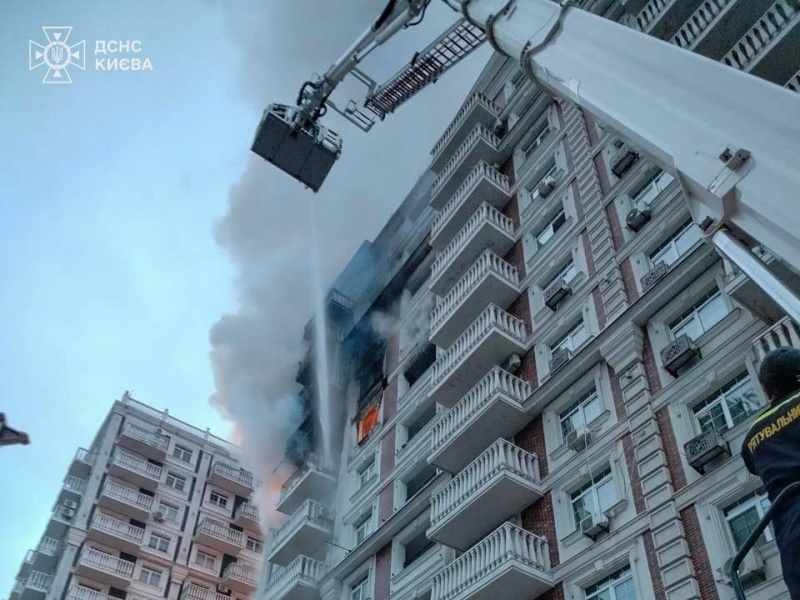 В Киеве в многоэтажке произошел пожар, удалось спасти 12 человек