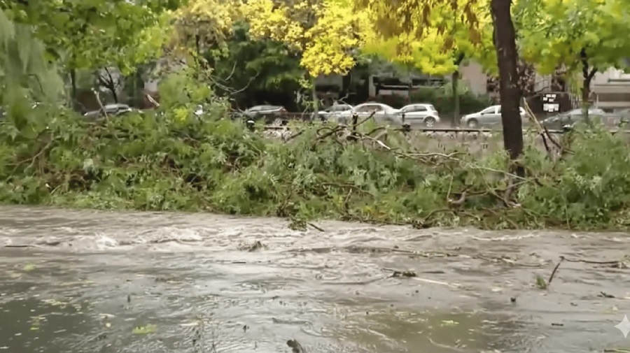 В Румынии из-за непогоды обесточены горные курорты, в столице повреждены более 100 автомобилей