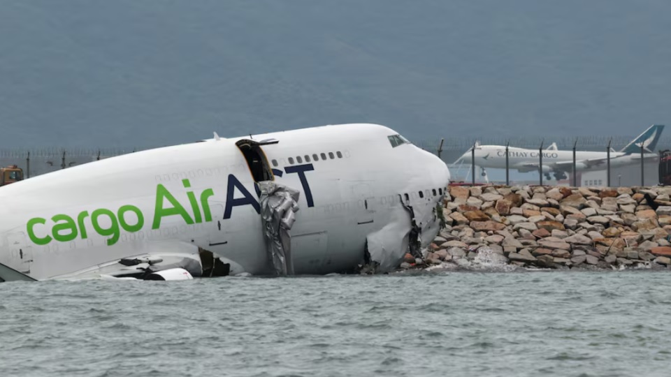 В Гонконге грузовой самолет съехал с полосы, столкнулся с автомобилем и упал в море: двое погибших