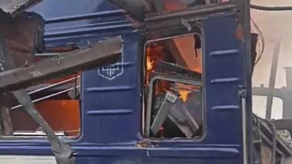 Российский удар по вокзалу в Шостке: ранены мать и трое детей