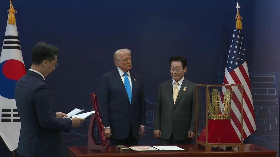 Трамп прилетел в Южную Корею на встречу с Си Цзиньпином и снова пообещал урегулировать войну в Украине