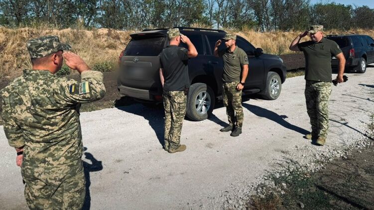 Семеро мужчин в BMW пытались прорваться в Молдову: авто перевернулось