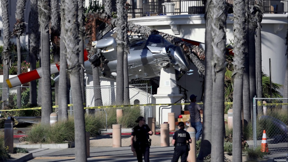 В Калифорнии вертолет закрутился в воздухе и упал на пляже: 5 человек в больнице