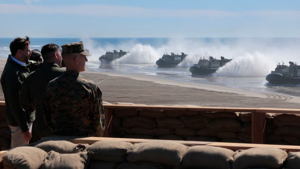 На военной базе США осколки снаряда попали в кортеж вице-президента Вэнса