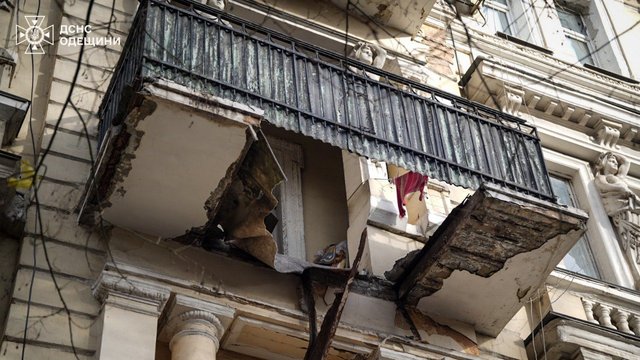 В Одессе обвалился балкон жилого дома, два человека пострадали &#8212; ГСЧС