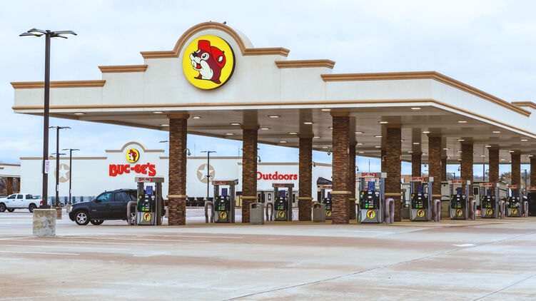 В США растут цены на топливо из-за санкций против РФ и ударов Украины по российским НПЗ &#8212; Bloomberg