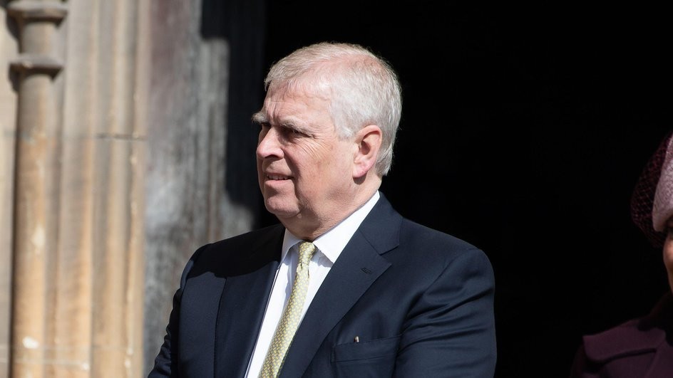 Принц Эндрю лишен королевских титулов, но будет получать ежегодное денежное пособие &#8212; The Guardian