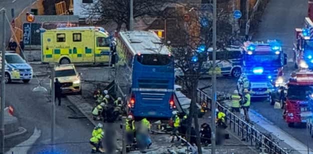 В центре Стокгольма двухэтажный автобус въехал в людей на остановке, есть погибшие