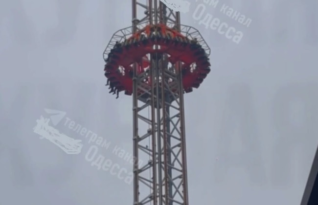 В Одессе люди застряли на 60-метровом аттракционе Power Tower