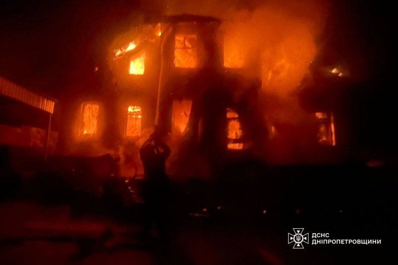 В Никополе после атаки россиян загорелся купол храма