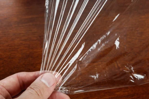 Пищевая пленка на окнах остановит сквозняки: как украинцам утеплить жилье на случай отключения отопления