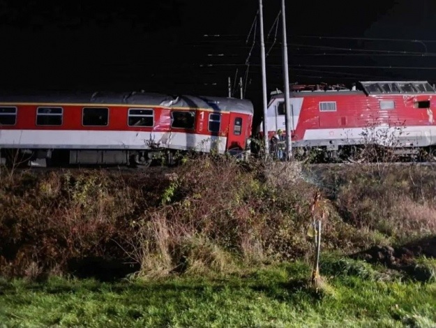 В Словакии столкнулись два пассажирских поезда, десятки людей пострадали