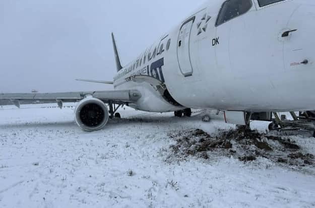 Самолет, прилетевший из Варшавы, съехал со взлетной полосы: аэропорт Вильнюса временно не принимает авиарейсы 