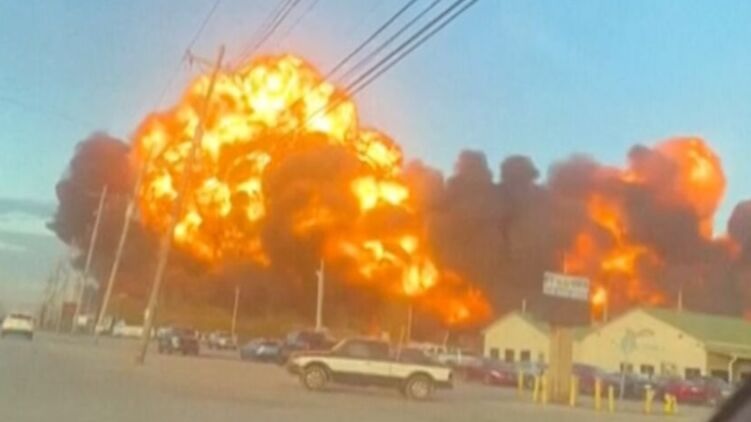 В США рядом с аэропортом разбился грузовой самолет: есть погибшие и раненые