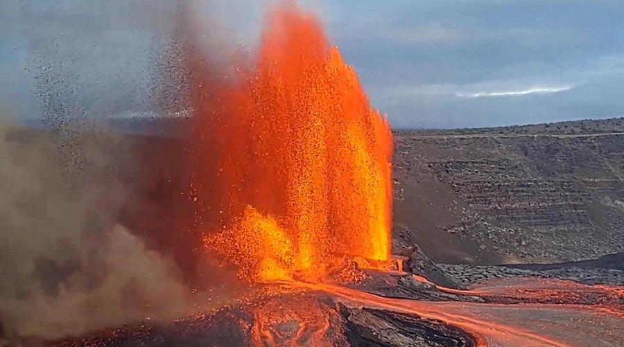 Вулкан Килауэа на Гавайях извергнул волны раскаленной лавы