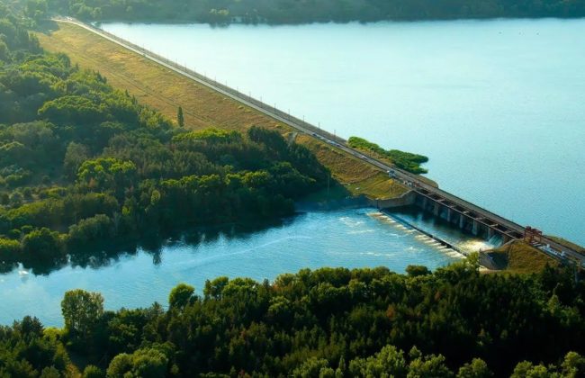 РФ ударила по плотине Печенежского водохранилища: транспорт остановлен