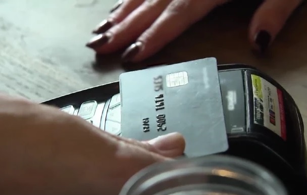 Украинцам исполнительная служба блокирует карты для соцвыплат: юристы объяснили, кто в зоне риска