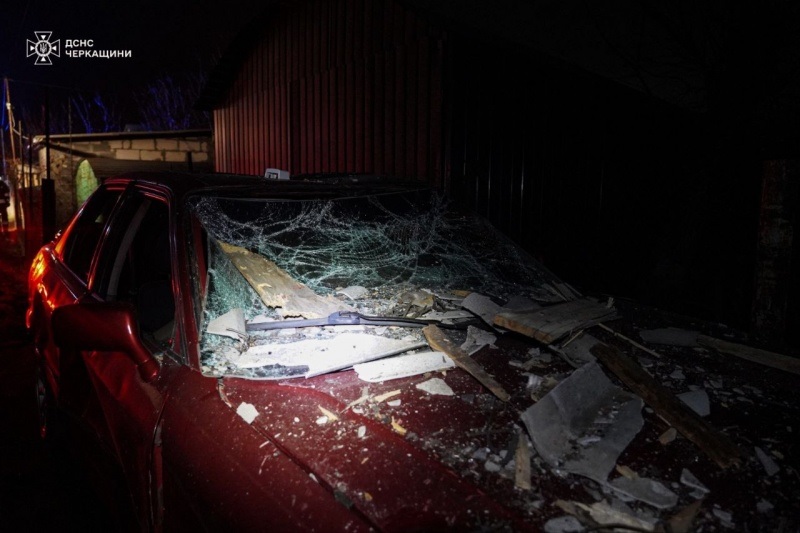 Ночной обстрел Черкасс 18 декабря: часть города обесточена, повреждены дома, есть раненые