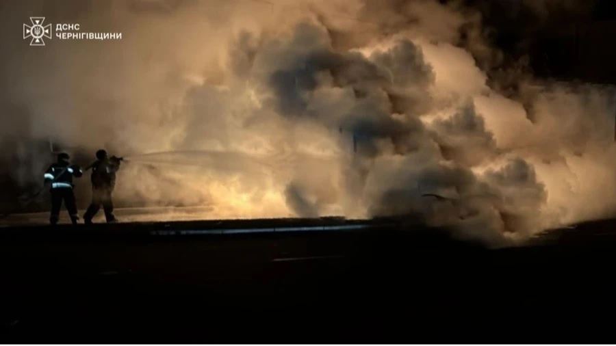 Чернигов атаковали дроны РФ: есть попадание в многоэтажку и энергообъект, часть города без света