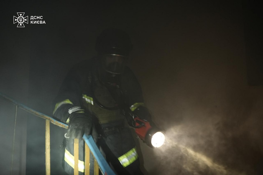 В Киеве на Крещатике горит офисное здание