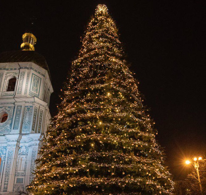 В Киеве зажгли огни на главной новогодней елке Украины и Рождественскую звезду