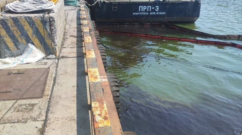 В Мариуполе в порту разлилась нефть