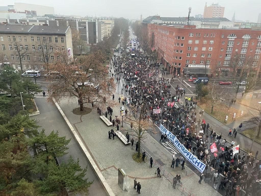 В Германии студенты устроили протесты в 90 городах против восстановления военной службы