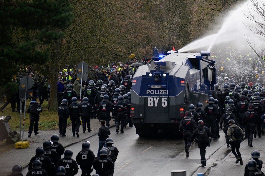 В Гисене в Германии протестовали против создания новой молодежной организации: были заблокированы дороги, произошли беспорядки