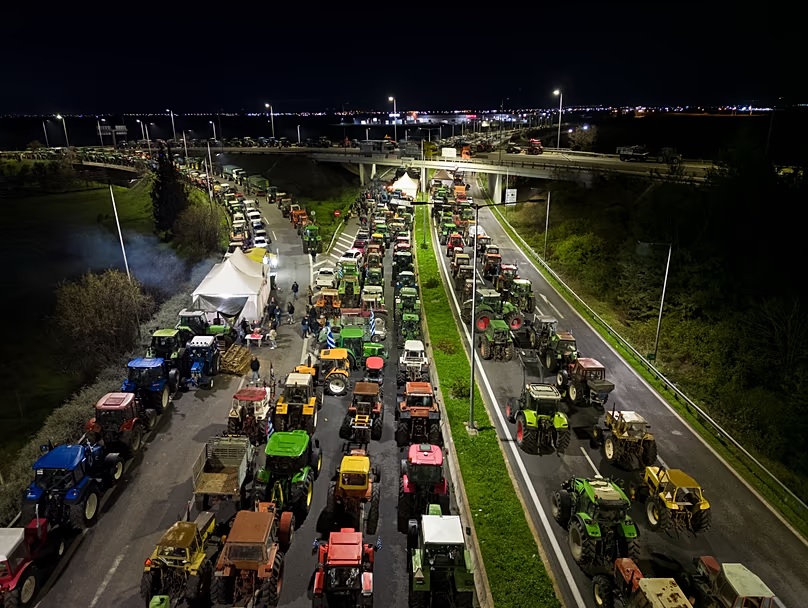 Греческие фермеры продолжают протесты уже месяц: ограничено движение транспорта на трассе E-65